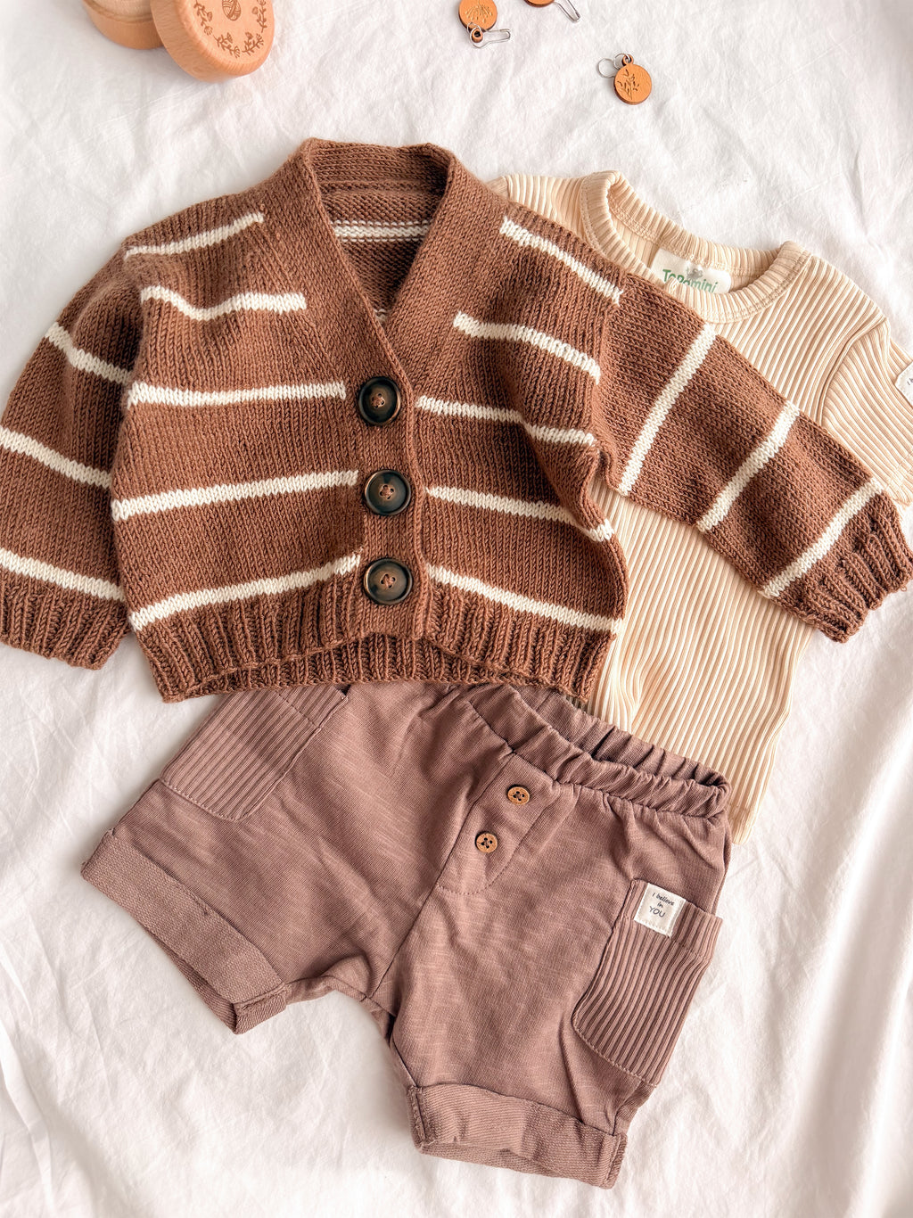 Gestrickter Baby Cardigan mit V-Ausschnitt und Streifen