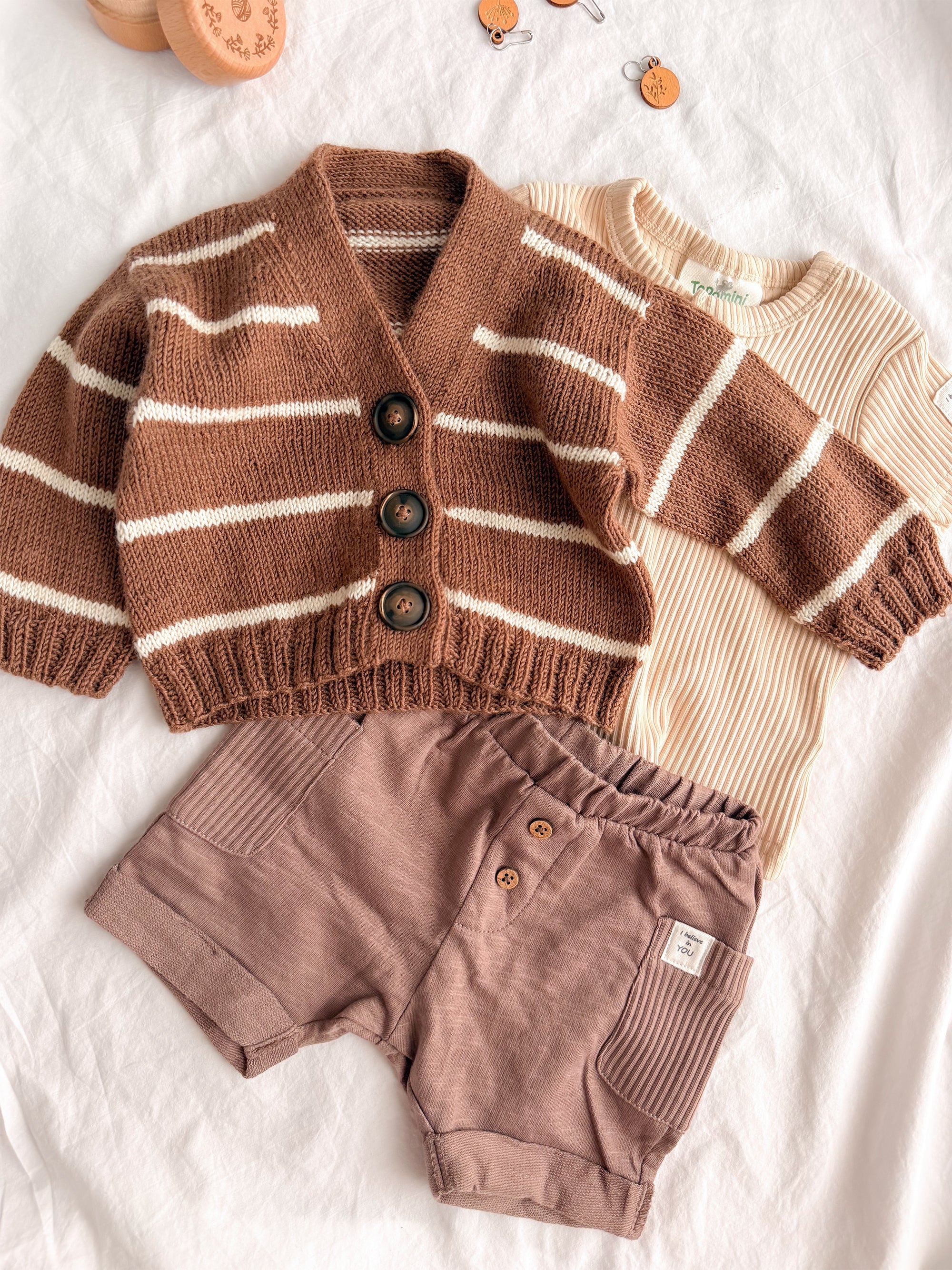 Gestrickter Baby Cardigan mit V-Ausschnitt und Streifen