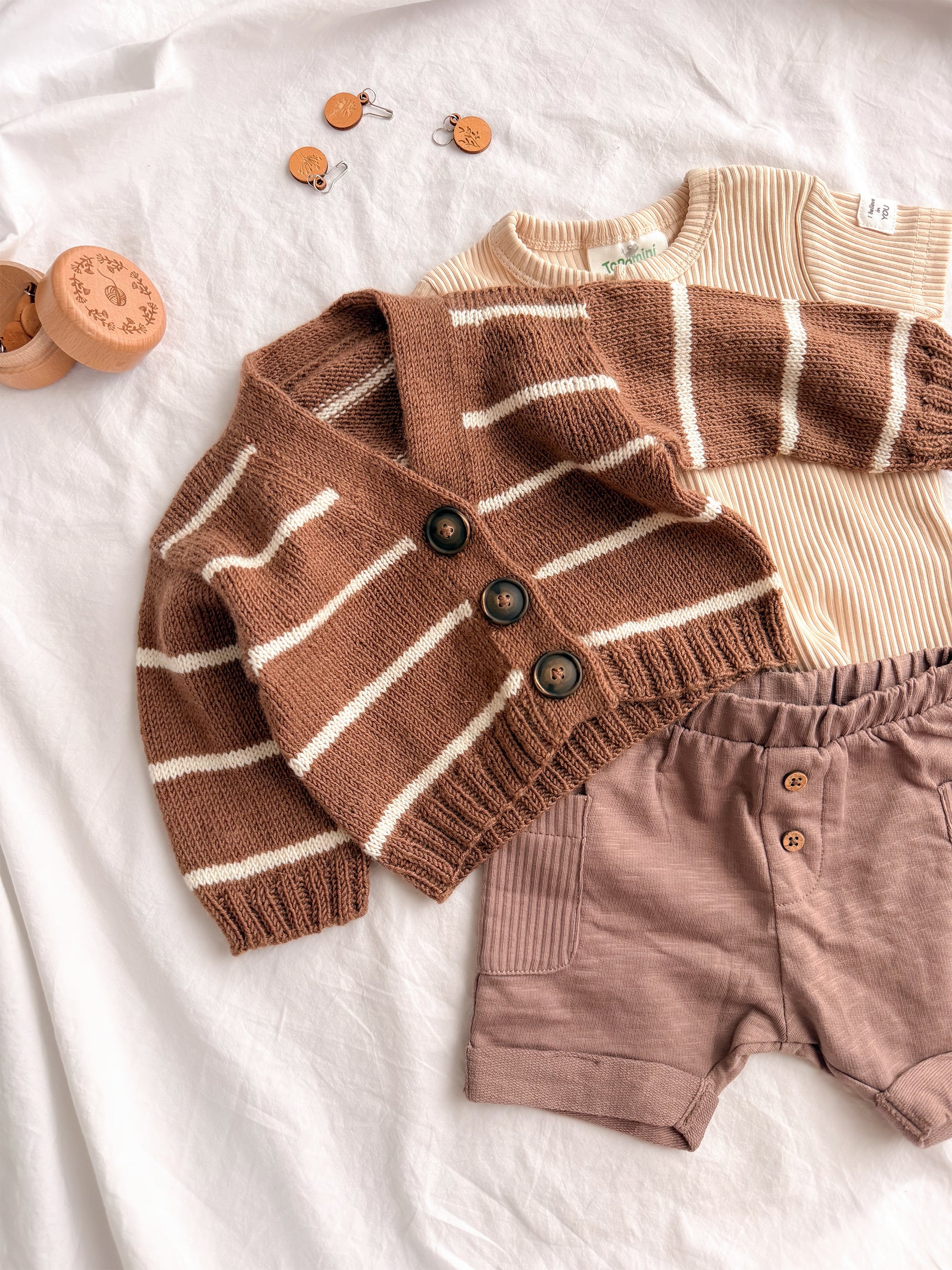 Elliot Cardigan Baby Strickmuster in Braun und Creme