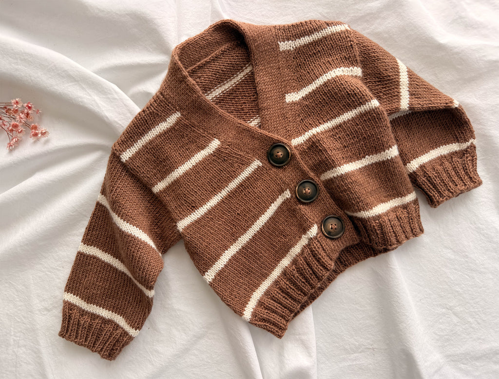 Elliot Baby Cardigan Strickanleitung mit V-Ausschnitt und Streifen in Braun und Creme